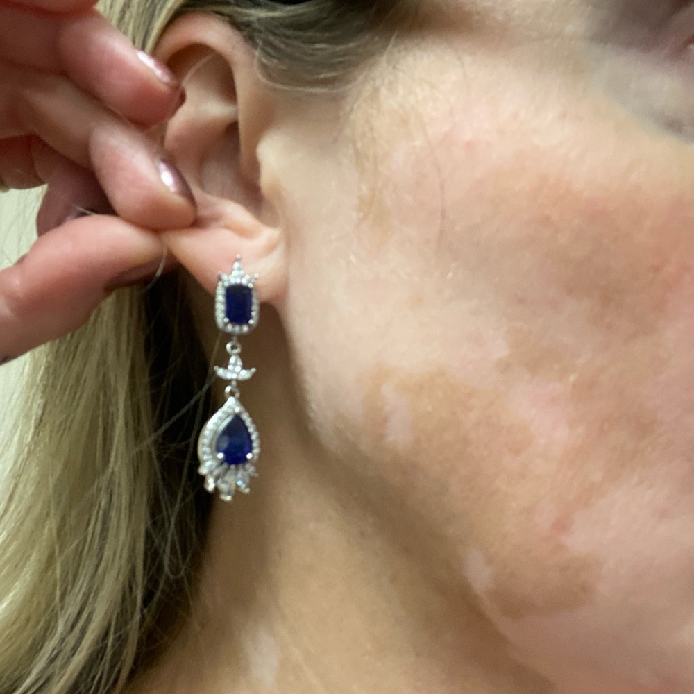 Elegant Silver diamond and Sapphire Jewelry Set - Picture 5 of 9